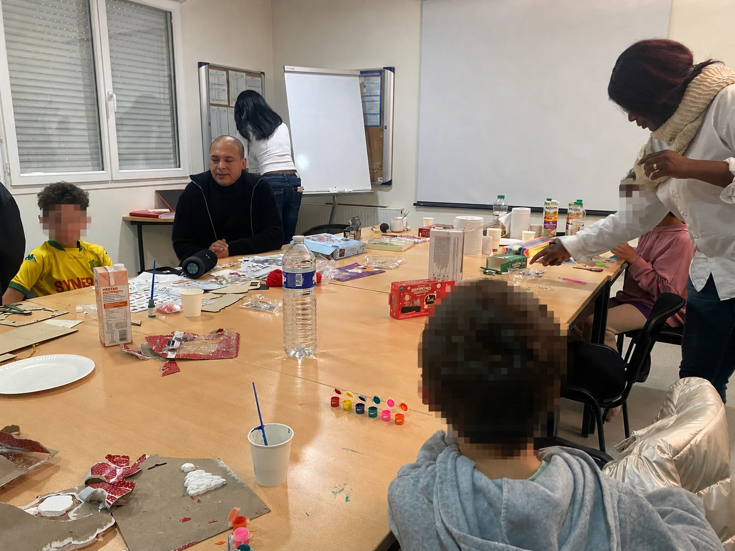 Atelier créatif de Noël à la Maison d’enfants L’Acacia ; tous les visages des enfants sont anonymisés