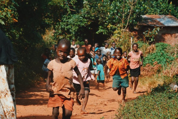 Mains jointes symbolisant la solidarité et l'engagement collectif de la Fondation