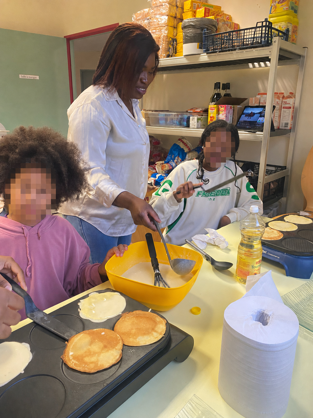 Atelier cuisine et préparation de crêpes, visages anonymisés