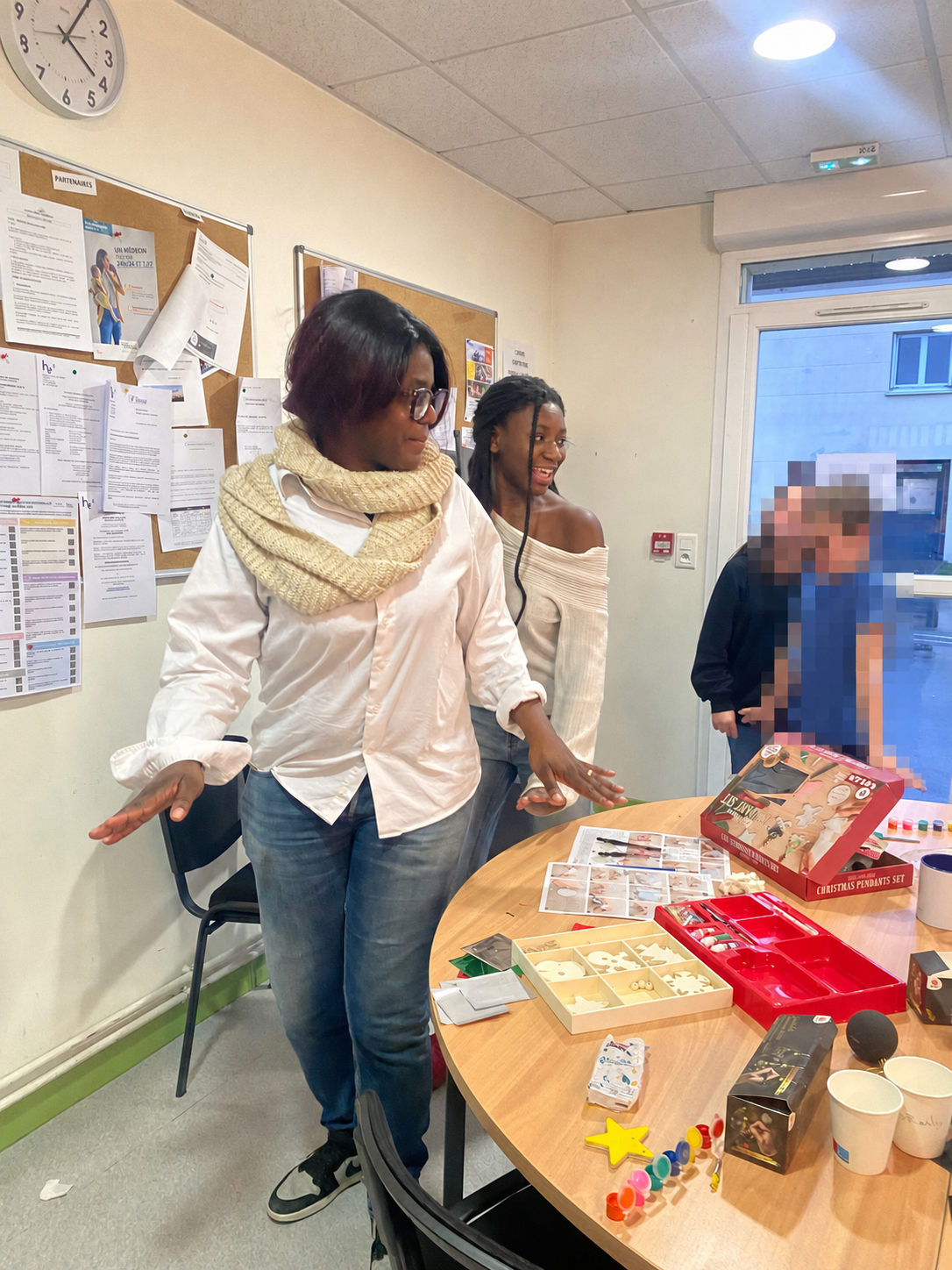 Accompagnement des enfants pendant l’atelier manuel
